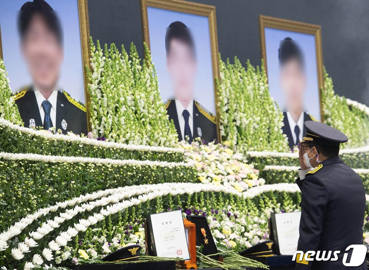 본문 이미지 - 8일 오전 평택시 이충문화체육센터에서 엄수된 평택 신축 공사장 화재 순직 소방공무원 합동 영결식에서 동료 소방대원들이 눈물을 흘리고 있다.2022.1.8/뉴스1 ⓒ News1 경기사진공동취재단
