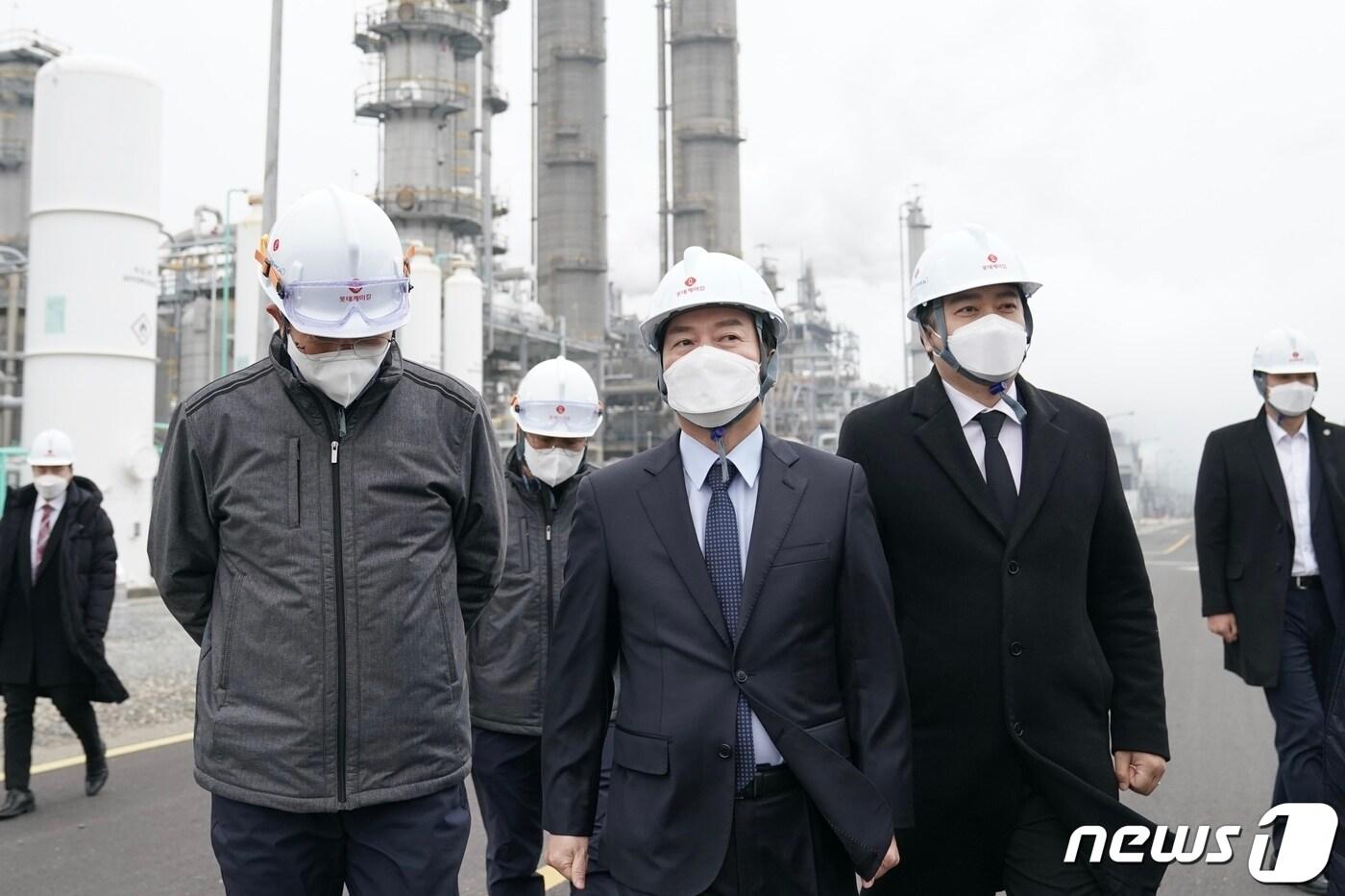 본문 이미지 - 안철수 국민의당 대선 후보가 8일 오후 충남 서산 대산석유화학단지 내 롯데케미칼 대산공장을 찾아 시설을 둘러보고 있다.(국민의당 제공) 2022.1.8/뉴스1 ⓒ News1 구윤성 기자