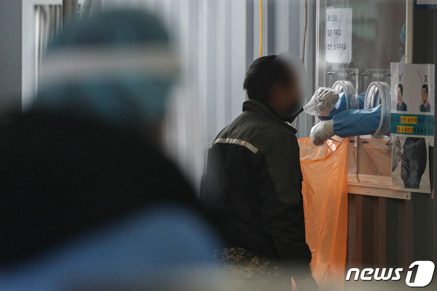 신종 코로나바이러스 감염증(코로나19) 신규 확진자가 3376명 발생한 9일 오전 서울 중구 서울역광장에 마련된 선별진료소를 찾은 시민들이 검체검사를 받고 있다. 2022.1.9/뉴스1 ⓒ News1 성동훈 기자