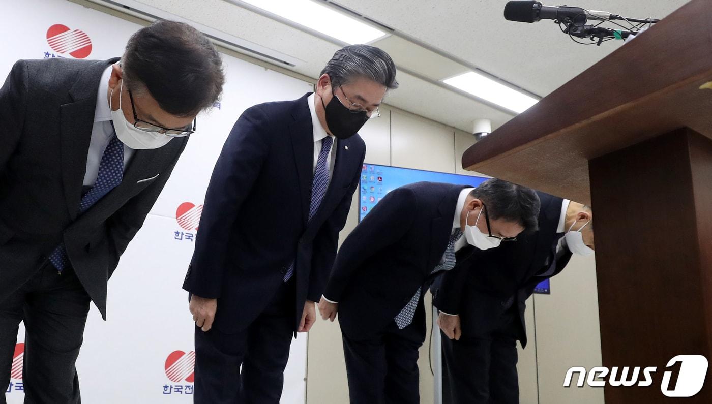 정승일 한국전력공사 사장(왼쪽 두번째)을 비롯한 임원진이 9일 오후 서울 서초구 한전 아트센터에서 기자회견을 열고 '한국전력 하청업체 노동자 감전 사망사고'와 관련 고개 숙여 사과를 하고 있다. 2022.1.9/뉴스1 ⓒ News1 김명섭 기자
