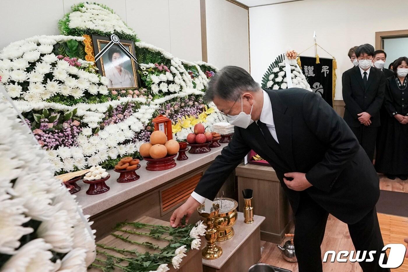 본문 이미지 - 문재인 대통령이 9일 오후 광주 동구 조선대학교병원장례식장에 마련된 고(故) 이한열 열사의 어머니 배은심 여사의 빈소를 찾아 헌화하고 있다.(청와대 제공)2022.1.9/뉴스1