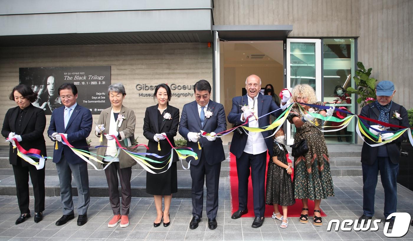 본문 이미지 - 사진작가 랄프 깁슨((Ralph Gibson)이 1일 부산 해운대구 랄프깁슨 사진미술관에서 열린 ‘랄프 깁슨 사진관 개관 기자간담회’ 에서 커팅식을 진행하고 있다. 2022.10.1./뉴스1