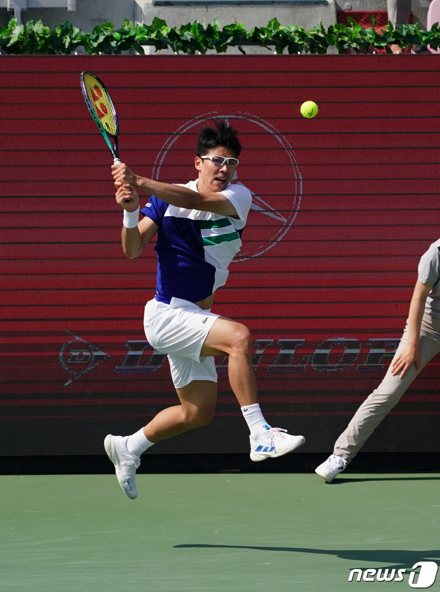 본문 이미지 - 정현이 1일 서울 송파구 올림픽공원 테니스코트에서 열린 유진투자증권 코리아오픈 테니스 대회 복식 준결승 니콜라스 바리엔토스(콜롬비아)와 미겔 앙겔 레예스-바렐라(멕시코)의 경기에서 리턴을 하고 있다. (코리아오픈 조직위 제공) 2022.10.1/뉴스1