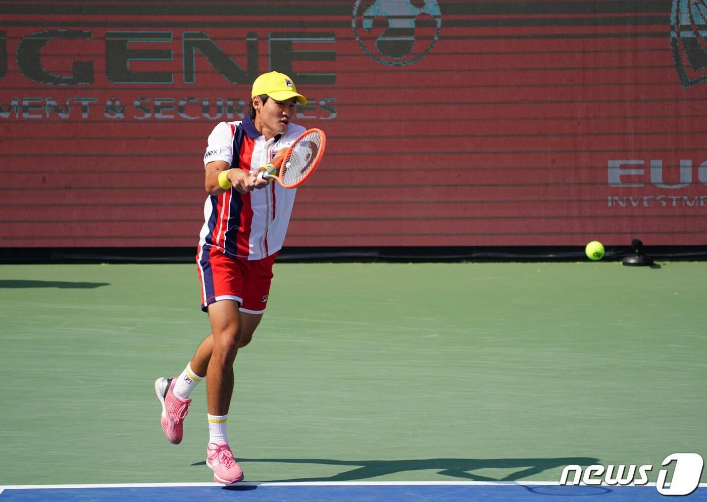 권순우가 1일 서울 송파구 올림픽공원 테니스코트에서 열린 유진투자증권 코리아오픈 테니스 대회 복식 준결승 니콜라스 바리엔토스(콜롬비아)와 미겔 앙겔 레예스-바렐라(멕시코)의 경기에서 리턴을 하고 있다. (코리아오픈 조직위 제공) 2022.10.1/뉴스1