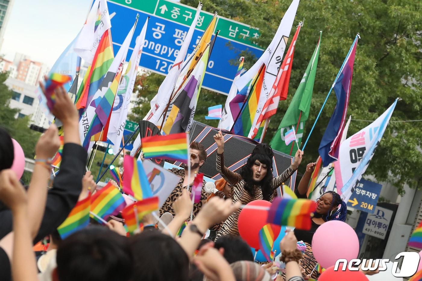 본문 이미지 - 1일 오후 대구 중구 중앙로 대중교통전용지구 일대에서 열린 제14회 대구퀴어문화축제 참가자들이 도심을 행진하고 있다. 2022.10.1/뉴스1 ⓒ News1 공정식 기자