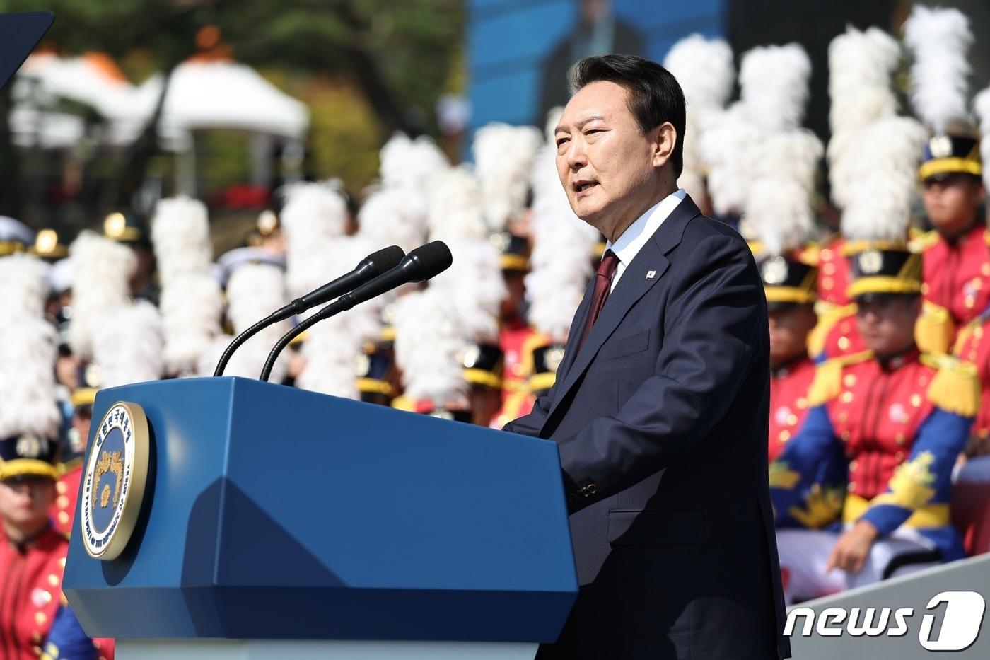 본문 이미지 - 윤석열 대통령이 1일 충남 계룡대 대연병장에서 열린 제74주년 국군의 날 기념행사에서 기념사를 하고 있다. (대통령실 제공) 2022.10.1/뉴스1 ⓒ News1 안은나 기자