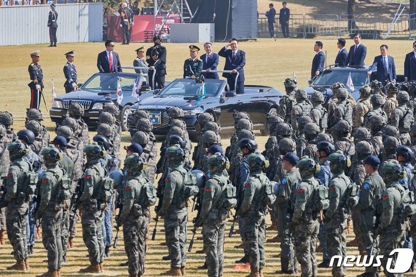 본문 이미지 - 작년 10월1일 충남 계룡대 대연병장에서 열린 제74주년 국군의 날 기념행사. (대통령실 제공) 2022.10.1/뉴스1 ⓒ News1 안은나 기자