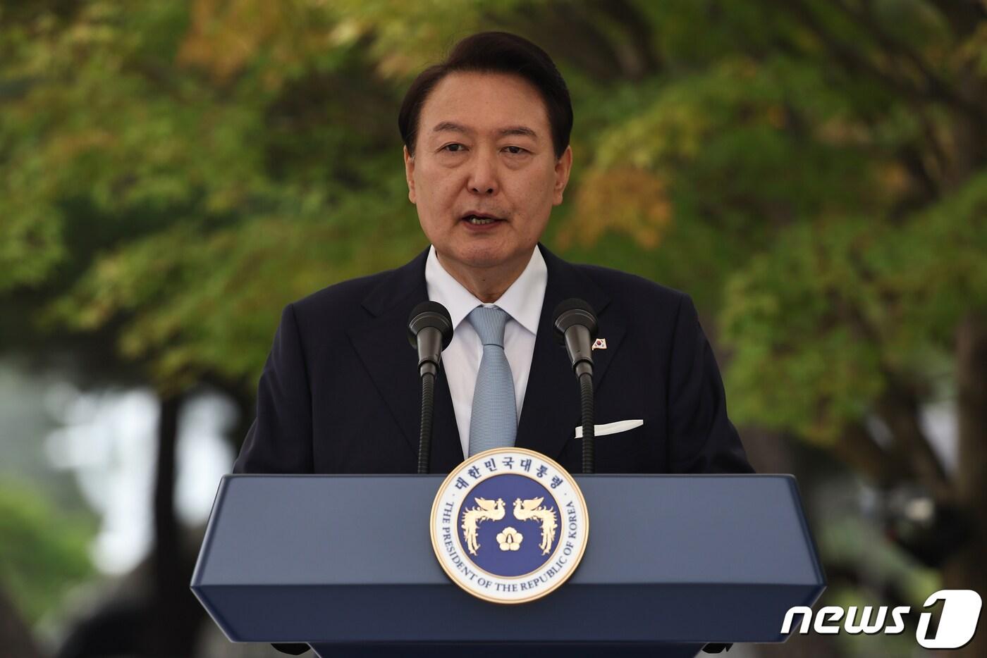 본문 이미지 - 윤석열 대통령이 1일 충남 계룡대에서 열린 제74주년 국군의 날 기념행사 경축연에서 축사를 하고 있다.. (대통령실 제공) 2022.10.1/뉴스1 ⓒ News1 안은나 기자