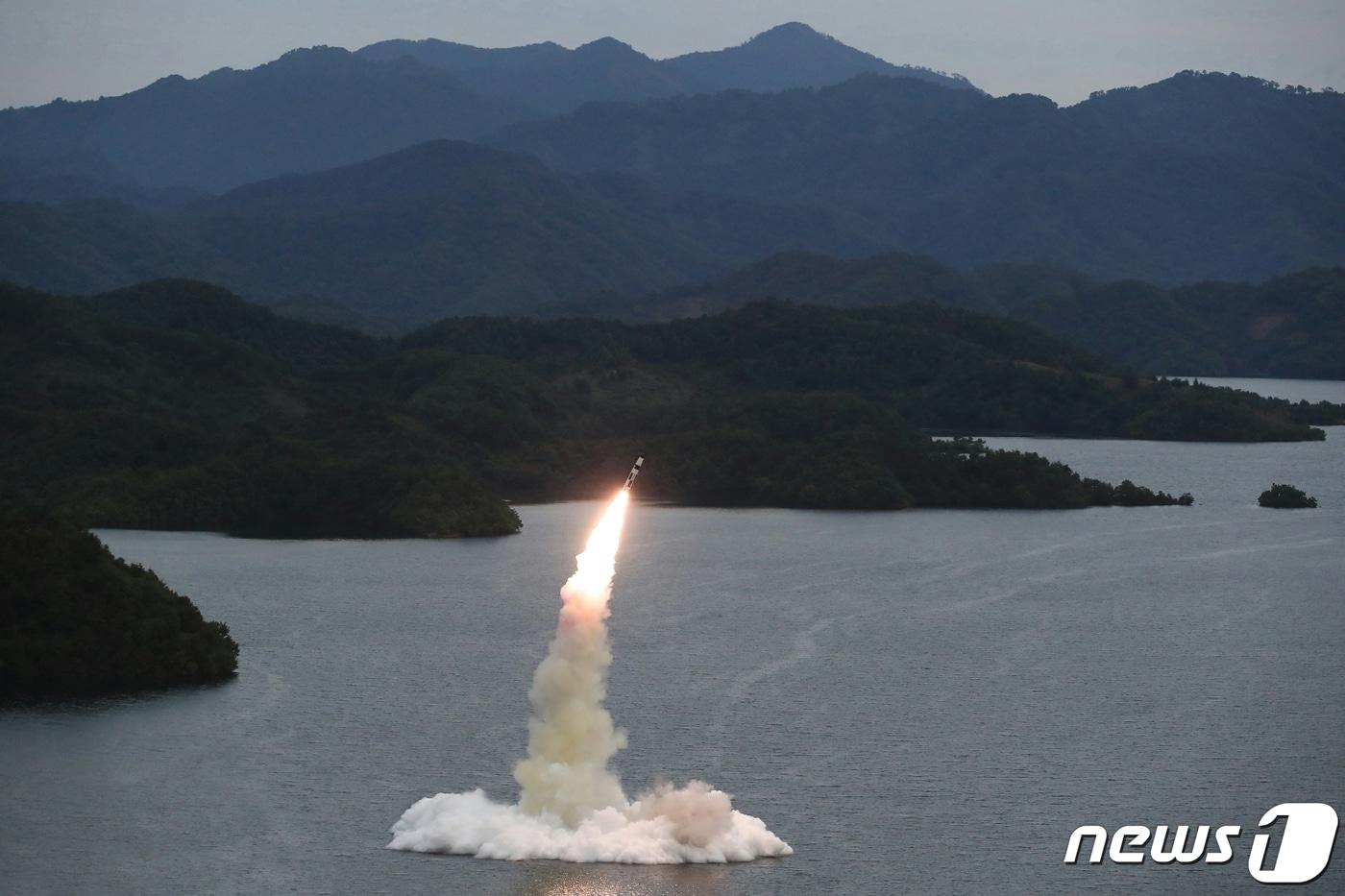 본문 이미지 - (평양 노동신문=뉴스1) = 북한 노동당 기관지 노동신문은 10일 김정은 총비서의 지도하에 전술핵운용부대들의 군사훈련을 실시했다고 보도했다. 신문은 "나라의 전쟁억제력과 핵반격능력을 검증 판정하며 적들에게 엄중한 경고를 보내기 위한 조선인민군 전술핵운용부대들의 군사훈련이 9월25일부터 10월9일까지 기간에 진행되었다"고 전했다. [국내에서만 사용가능. 재배포 금지. DB 금지. For Use Only in the Republic of Korea. Redistribution Prohibited] rodongphoto@news1.kr