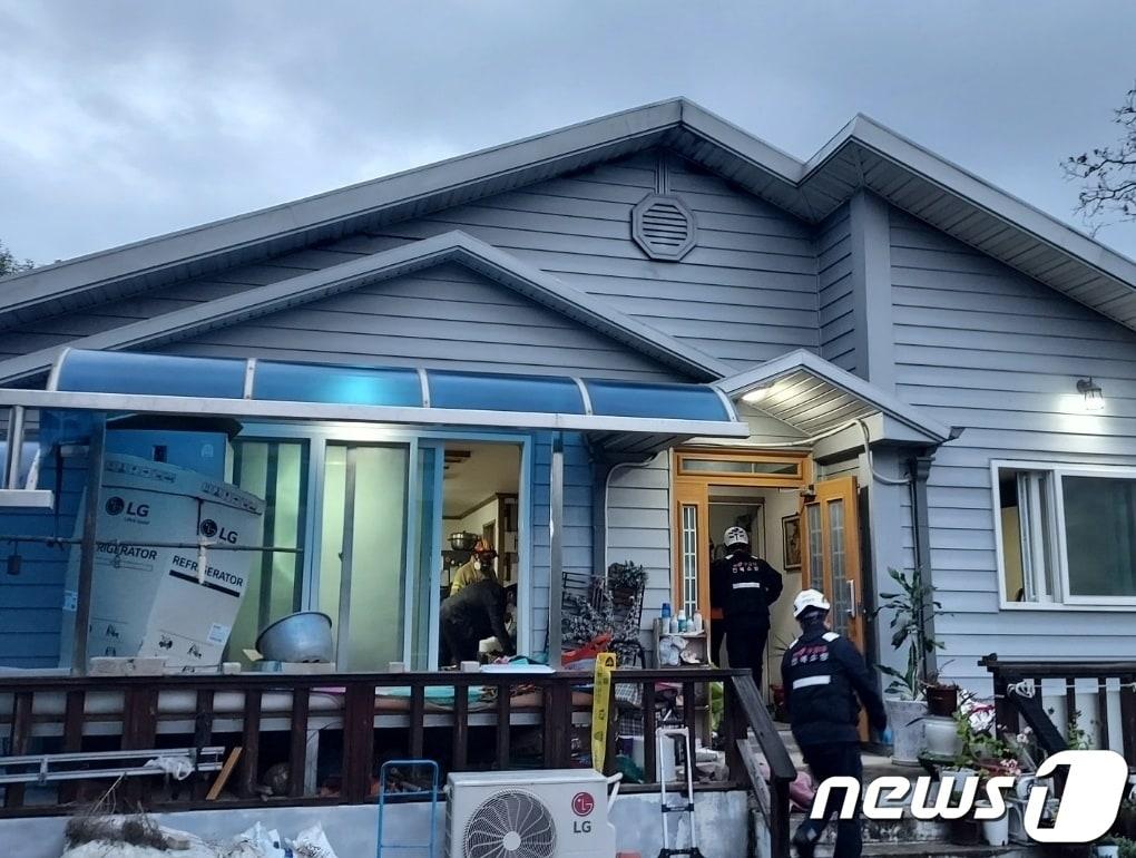 본문 이미지 - 전북 무주의 한 주택에서 가스 중독 추정 사고가 발생해 일가족 5명이 숨지고, 1명이 의식을 잃은 상태로 병원으로 이송됐다.(전북소방본부 제공)2022.10.10/뉴스1 