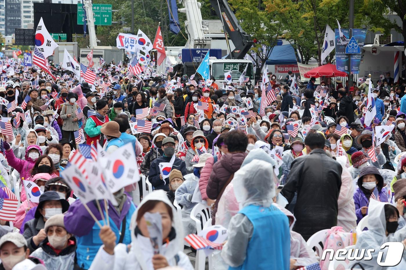본문 이미지 - 한글날 연휴 마지막 날인 10일 서울 종로구 세종대로 동화면세점 일대에서 자유통일당 등 보수단체 주최로 '자유통일을 위한 천만서명 국민대회' 집회가 진행되고 있다. 2022.10.10/뉴스1 ⓒ News1 이동해 기자