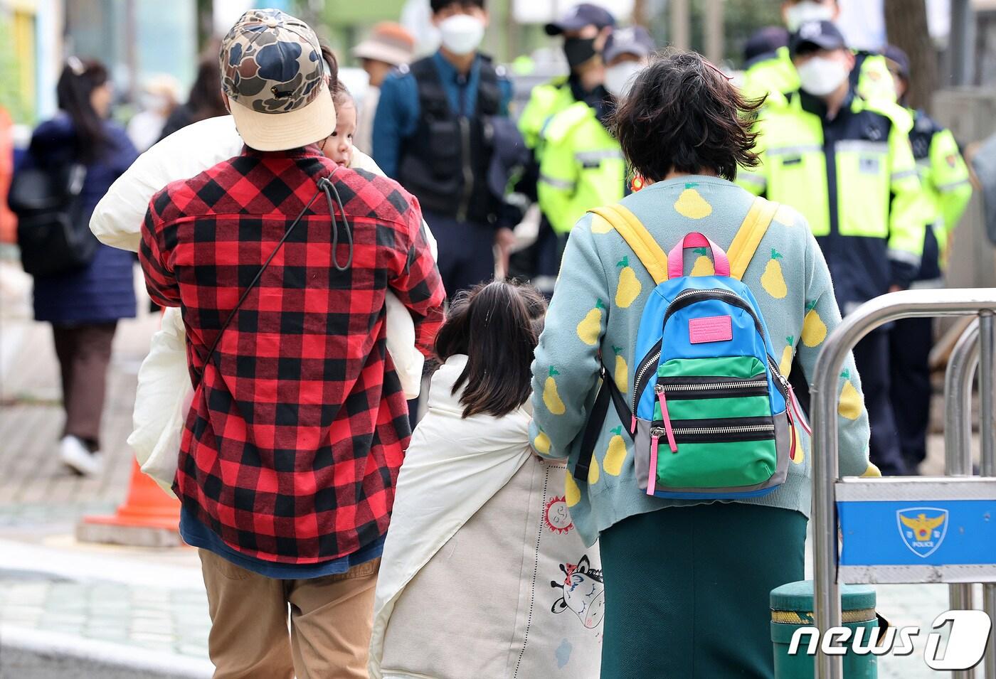 전국의 아침 기온이 10도 밑으로 떨어지며 ‘가을 추위’가 성큼 다가온 10일 서울 용산구 삼각지역 인근에서 담요와 이불을 뒤집어 쓴 아이들이 부모와 함께 이동하고 있다. 2022.10.10/뉴스1 ⓒ News1 이동해 기자