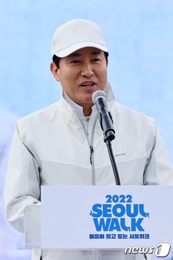본문 이미지 - 오세훈 서울시장이 10일 서울 서초구 반포 한강공원에서 개최된 2022 서울워크에 참석해 인사말을 하고 있다. 2022.10.10/뉴스1 ⓒ News1 조태형 기자