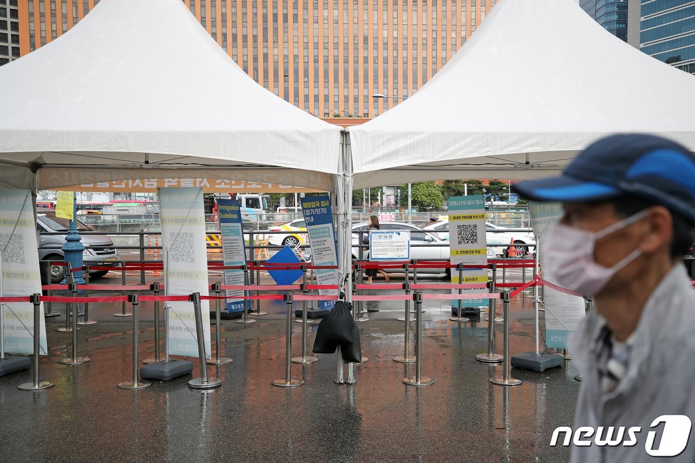 본문 이미지 - 신종 코로나바이러스 감염증(코로나19) 신규 확진자가 14주 만에 1만 명 아래로 발생한 10일 서울 중구 서울역광장 임시선별검사소가 한산하다. 2022.10.10/뉴스1 ⓒ News1 조태형 기자