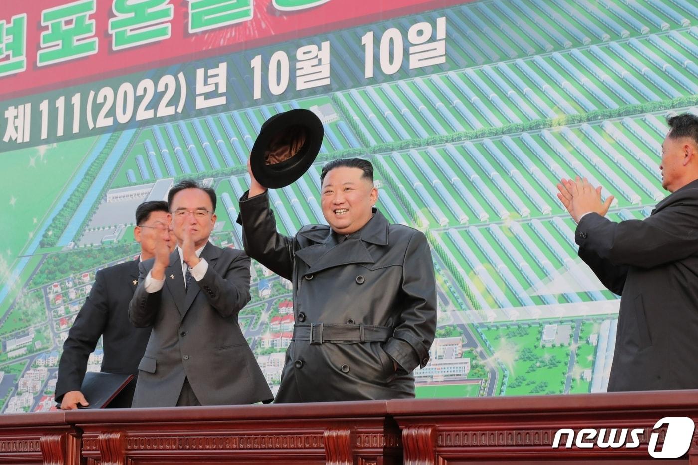 (평양 노동신문=뉴스1) = 김정은 북한 노동당 총비서와 조용원 당 조직비서(김정은 왼쪽). [국내에서만 사용가능. 재배포 금지. DB 금지. For Use Only in the Republic of Korea. Redistribution Prohibited] rodongphoto@news1.kr