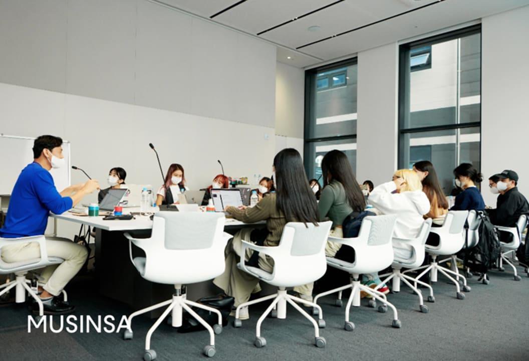 본문 이미지 - 무신사 패션 장학생 2기들이 지난 7일 무신사 캠퍼스에서 워크샵을 듣는 모습.&#40;무신사제공&#41;