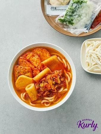 본문 이미지 - 마켓컬리 고래사어묵 김치우동전골(컬리 제공).