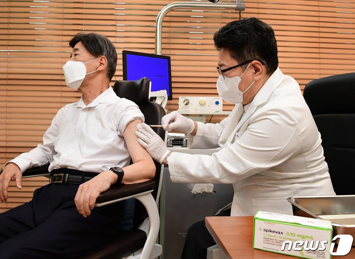 본문 이미지 - &#39;2022-2023 동절기 코로나19 추가접종&#39; 첫날인 11일 서울 강남구 개포동 소아청소년과 의원에서 1순위 권고대상인 60대 시민이 모더나의 오미크론 함유 2가백신 스파이크박스 2주를 접종하고 있다. &#40;모더나 제공&#41; 2022.10.11/뉴스1