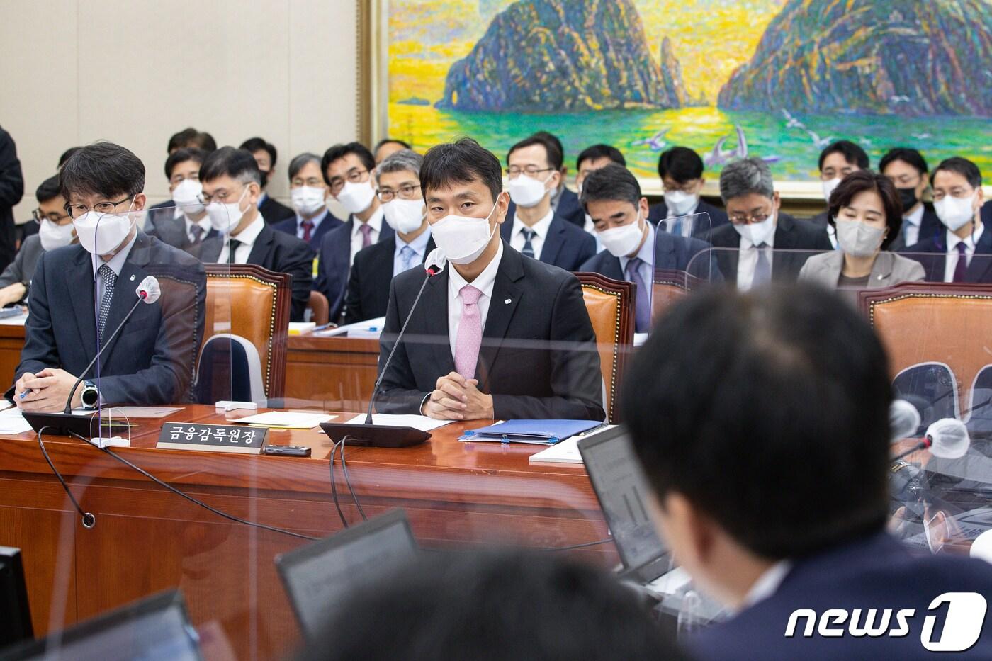 본문 이미지 - 이복현 금융감독원장이 11일 서울 여의도 국회에서 열린 정무위원회의 금융감독원에 대한 국정감사에서 의원 질의에 답하고 있다. 2022.10.11/뉴스1 ⓒ News1 유승관 기자