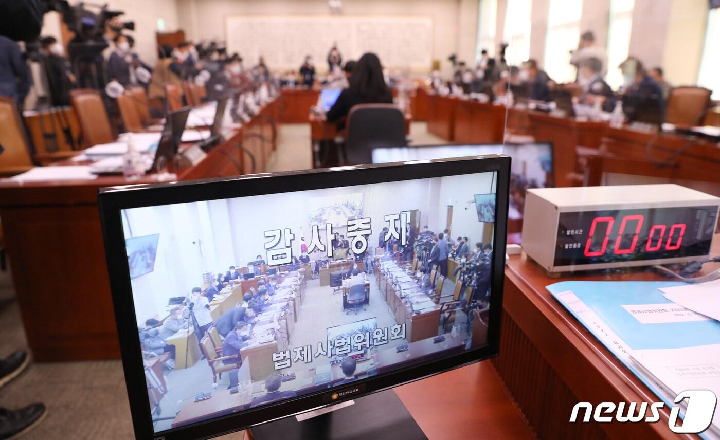 본문 이미지 - 11일 서울 여의도 국회에서 열린 법제사법위원회의 감사원에 대한 국정감사에서 기동민 더불어민주당 간사의 의사 진행 발언과 관련해 마찰이 생기자 감사가 중지되고 있다. 2022.10.11/뉴스1 ⓒ News1 허경 기자