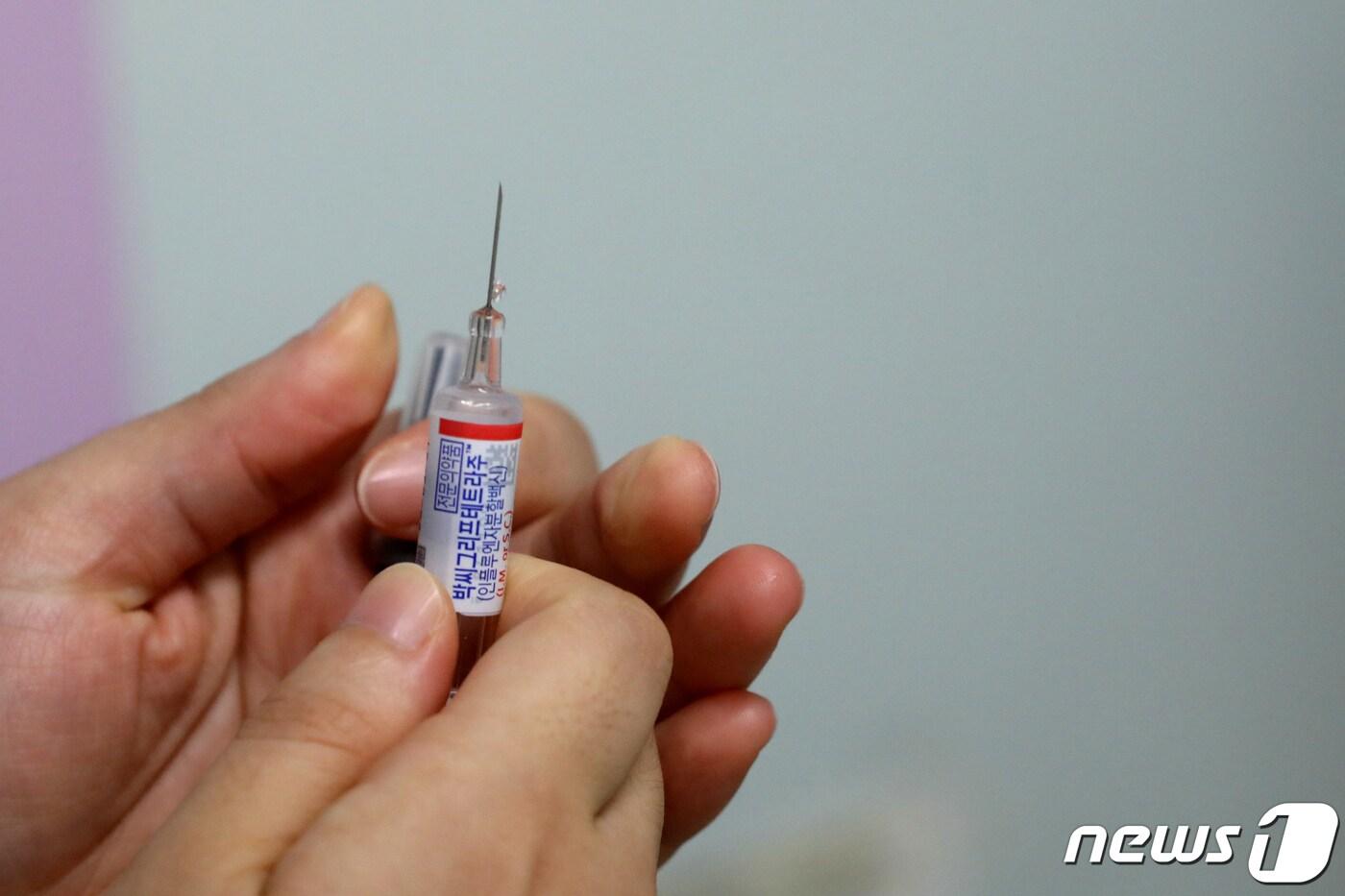 본문 이미지 - 11일 오전 서울 구로구 우리아이들병원에서 의료진이 독감 예방접종을 준비하고 있다. 2022.10.11/뉴스1 ⓒ News1 황기선 기자