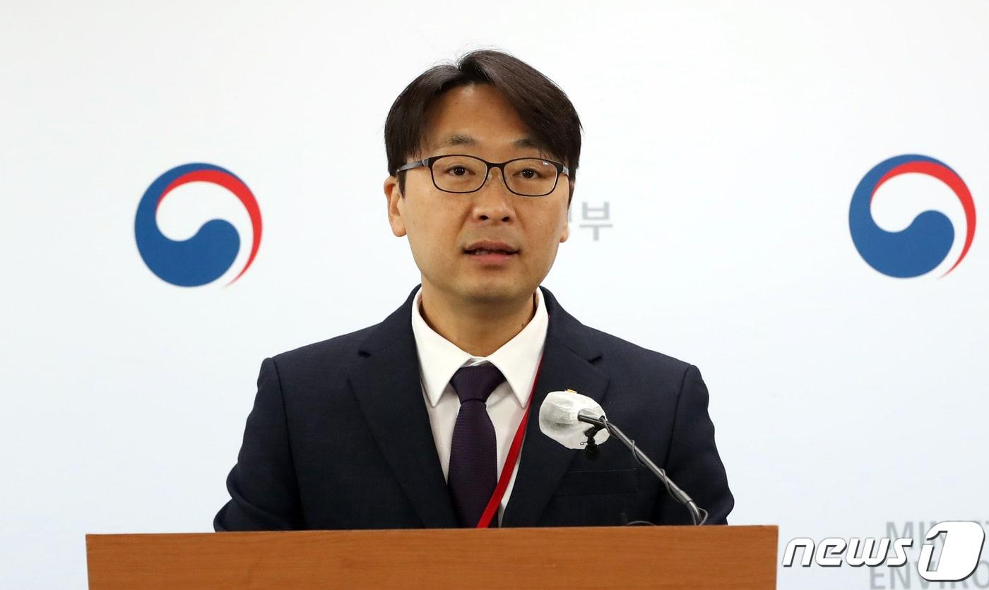본문 이미지 - 오영택 국립낙동강생물자원관 소재상용화연구팀장이 11일 오전 정부세종청사에서 염증 완화 및 피부염 개선 효능을 지닌 담수식물 좀개갓냉이 발견과 함께 추출물의 특허 출원에 따른 관련 생명산업 소재로 활용될 수 있는 과학적 근거 마련 내용을 발표하고 있다. 2022.10.11/뉴스1 ⓒ News1 김기남 기자