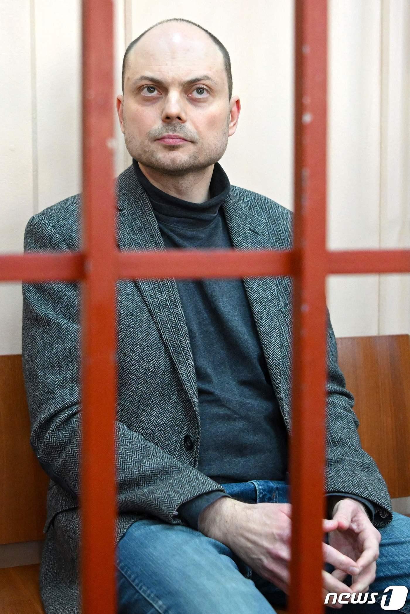 본문 이미지 - 반 러시아 활동가 블라디미르 카라-무르자가 10일 (현지시간) 모스크바 법원의 피고인 벤치에 앉아 있다. 유럽평의회는 이날 카라-무르자에게 바츨라프 하벨 인권상 수상자로 선정했다. ⓒ AFP=뉴스1 ⓒ News1 우동명 기자