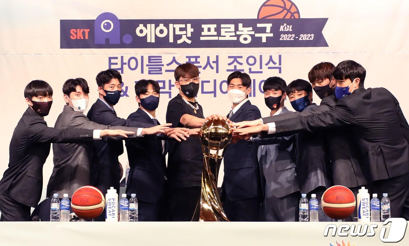 본문 이미지 - 11일 서울 강남구 리베라호텔에서 열린 '2022-2023 SKT 에이닷 프로농구' 개막 미디어데이에서 10개 구단 선수들이 포즈를 취하고 있다. 202210.11/뉴스1 ⓒ News1 송원영 기자