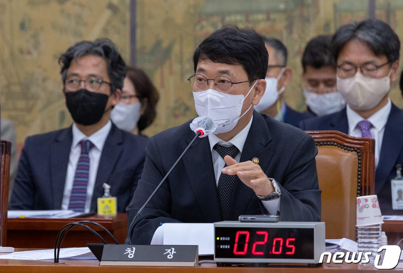 본문 이미지 - 최응천 문화재청장이 11일 오전 서울 여의도 국회에서 열린 문화체육관광위원회의 문화재청 등에 대한 국정감사에서 의원들의 질의에 답변하고 있다. 2022.10.11/뉴스1 ⓒ News1 이재명 기자