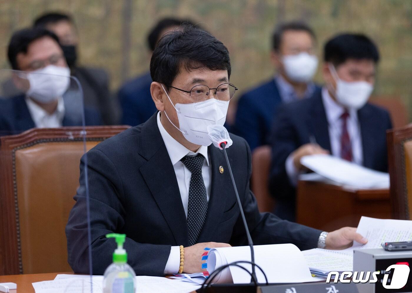 본문 이미지 - 최응천 문화재청장이 11일 오전 서울 여의도 국회에서 열린 문화체육관광위원회의 문화재청 등에 대한 국정감사에서 의원들의 질의에 답변하고 있다. 2022.10.11/뉴스1 ⓒ News1 이재명 기자