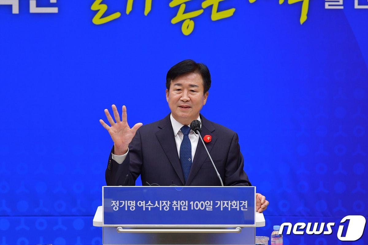 본문 이미지 - 정기명 여수시장은 11일 전남 여수시청 3층 대회의실에서 취임 100일 기자회견을 열고 지역 현안과 사업 추진 계획에 대한 설명을 이어가고 있다.(여수시 제공)2022.10.11/뉴스1 ⓒ News1 김동수 기자