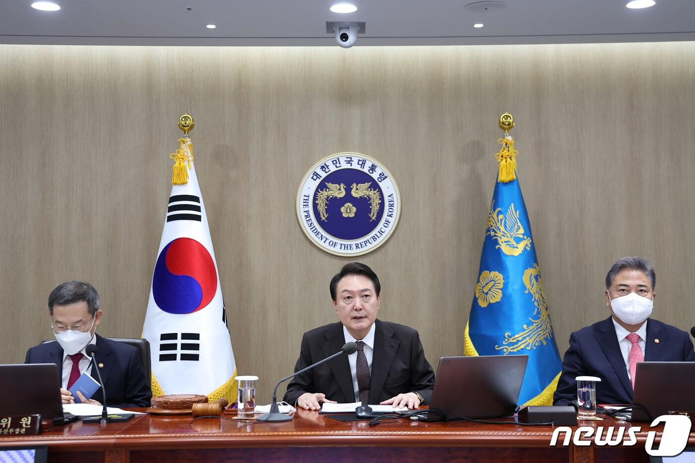 본문 이미지 - 윤석열 대통령이 11일 오전 용산 대통령실 청사에서 열린 제45회 국무회의에서 모두발언을 하고 있다. (대통령실 제공) 2022.10.11/뉴스1 ⓒ News1 오대일 기자