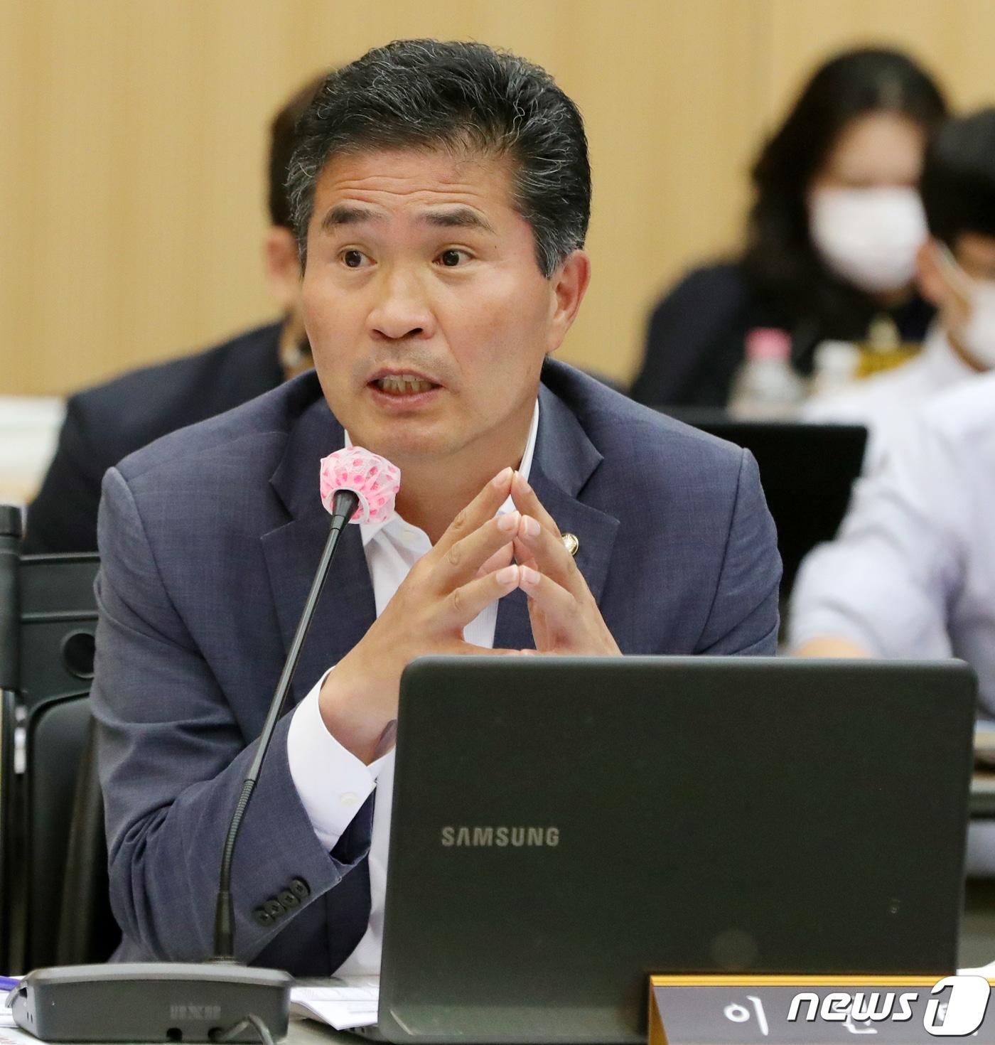 본문 이미지 - 이원택 더불어민주당 의원이 전북 전주시 농촌진흥청에서 열린 농림축산식품해양수산위원회 국정감사에서 질의를 하고 있다. 2022.10.11/뉴스1 ⓒ News1 유경석 기자