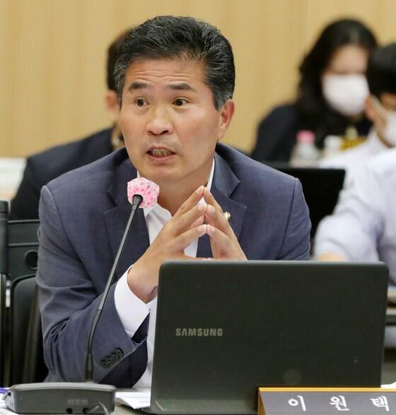 본문 이미지 - 이원택 더불어민주당 의원이 전북 전주시 농촌진흥청에서 열린 농림축산식품해양수산위원회 국정감사에서 질의를 하고 있다. 2022.10.11/뉴스1 ⓒ News1 유경석 기자