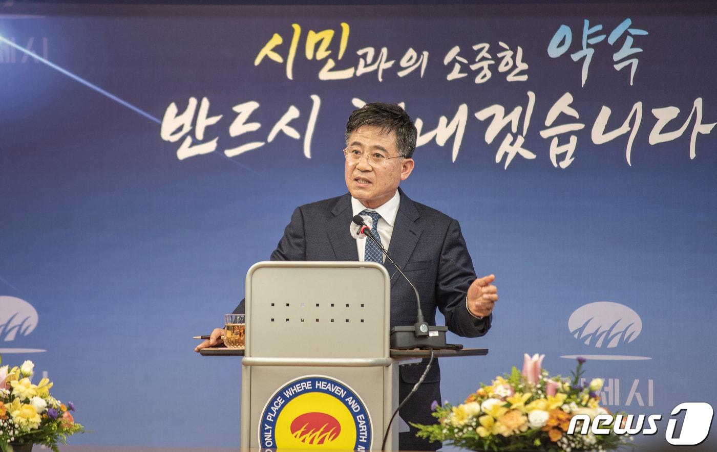 본문 이미지 - 정성주 김제시장이 11일 취임 100일을 맞아 민선8기 공약 비전을 선포하는 기자회견을 갖고 있다.(김제시제공) 2022.10.11/뉴스1