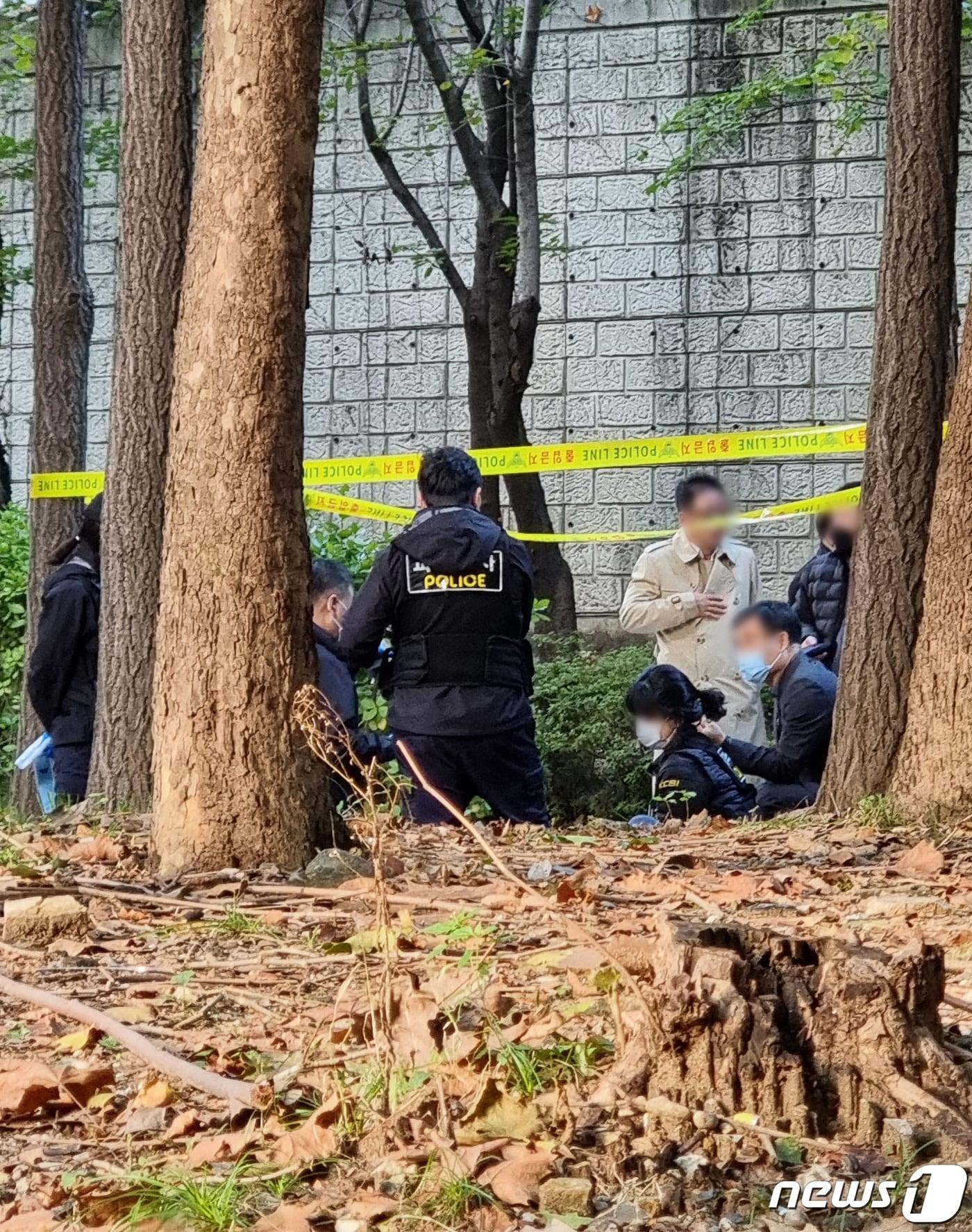 본문 이미지 - 11일 서울 서초구 잠원동에 위치한 총기사고 현장에 경찰 관계자들이 조사를 하고 있다. 이날 오전 5시 33분쯤 권총을 사용해 극단적인 선택을 한 것으로 추정되는 50대 남성 A씨는 현재 병원으로 이송돼 수술 중이며 총알이 머리를 관통해 위독한 상태로 알려졌다. (독자 제공) 2022.10.11/뉴스1 ⓒ News1 장수영 기자