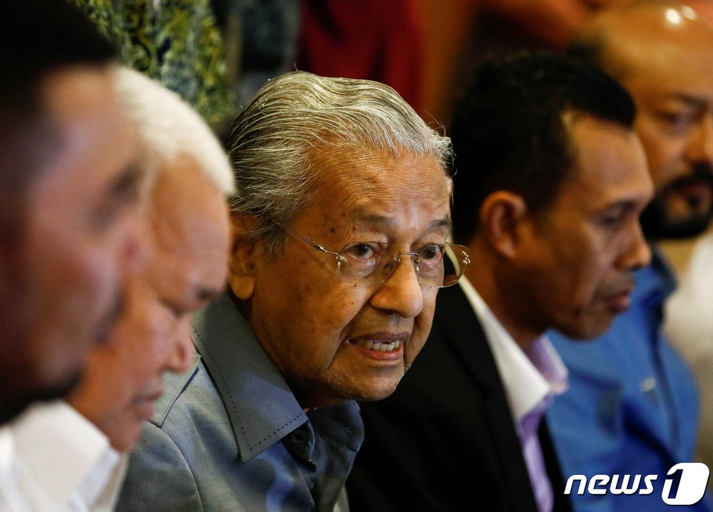 본문 이미지 - 11일 &#40;현지시간&#41; 말레이시아 푸트라자야에서 마하티르 모하맛 전 말레이시아 총리&#40;97&#41;가 기자회견에 참석한 모습이다.2022.10.15 ⓒ News1 한병찬 기자