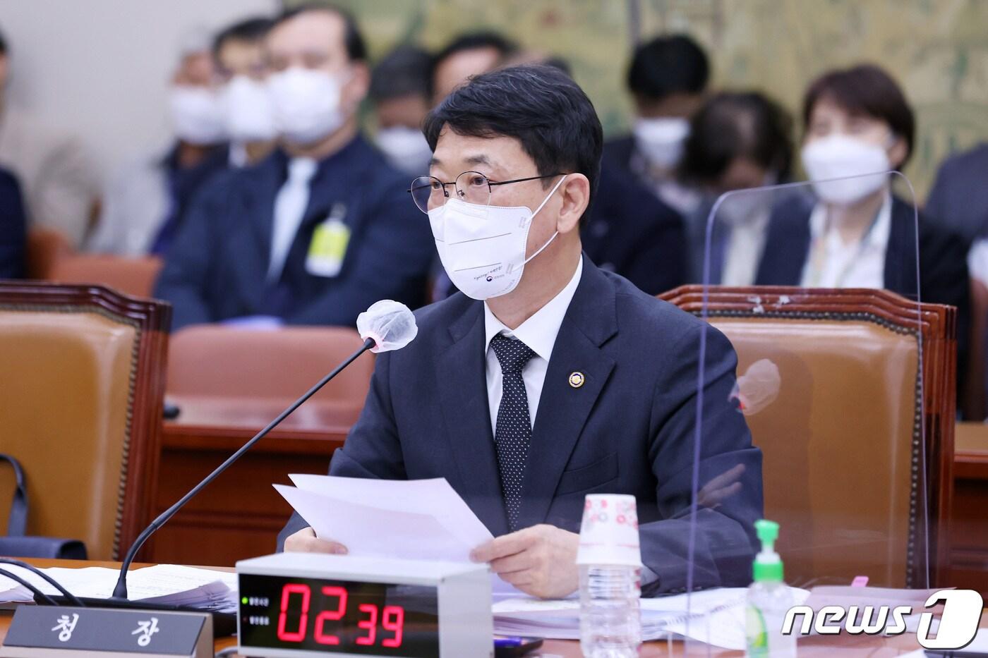 본문 이미지 - 최응천 문화재청장이 11일 오후 서울 여의도 국회에서 열린 문화체육관광위원회의 문화재청 등에 대한 국정감사에서 의원 질의에 답변하고 있다. 2022.10.11/뉴스1 ⓒ News1 조태형 기자