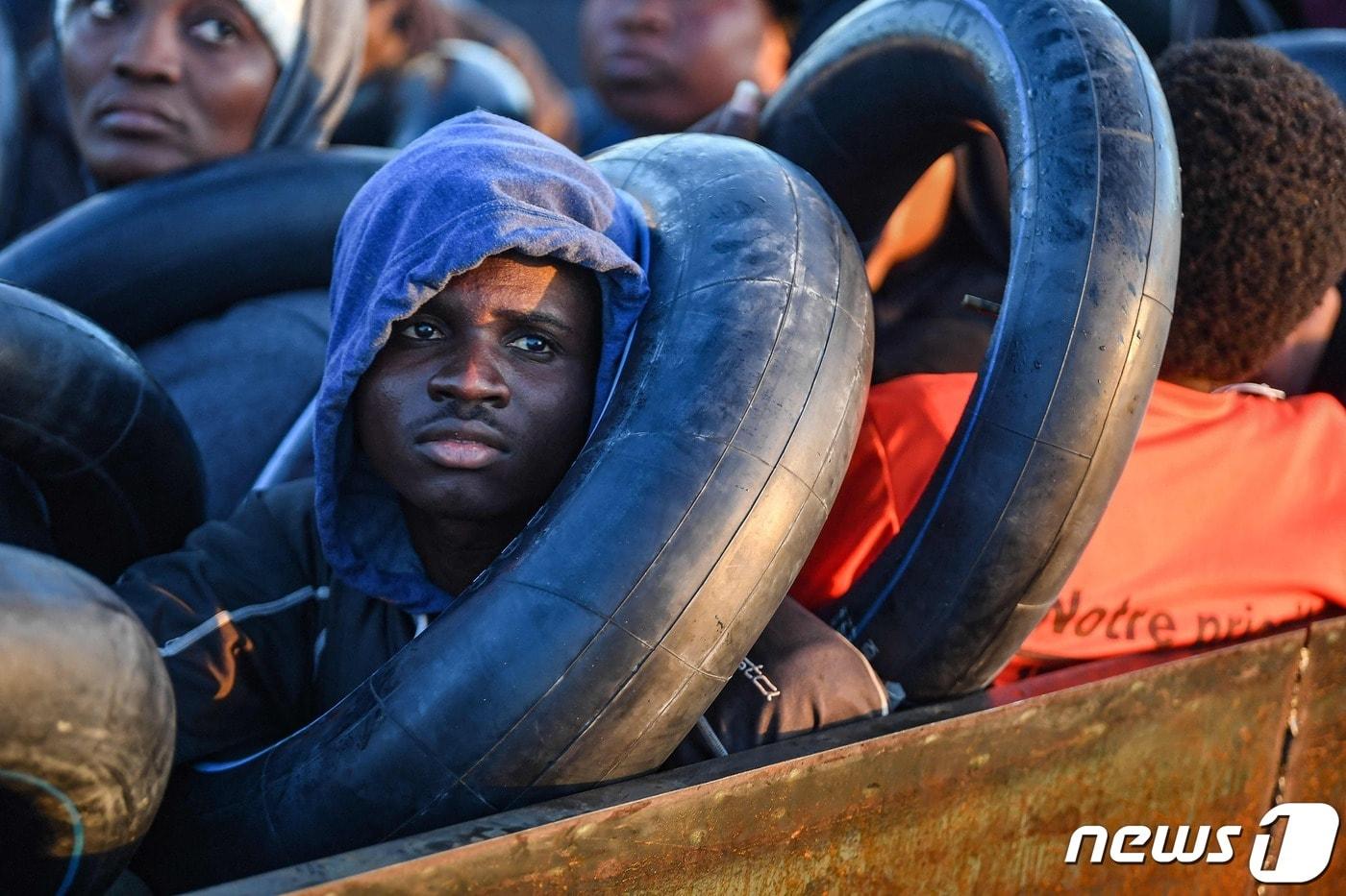 튀니지 당국이 지난 주말 지중해를 건너 유럽으로 가려던 200여명의 이민자들을 구출했다고 국방부 말을 인용해 11일(현지시간) 전했다. ⓒ AFP=뉴스1 ⓒ News1 이서영 기자