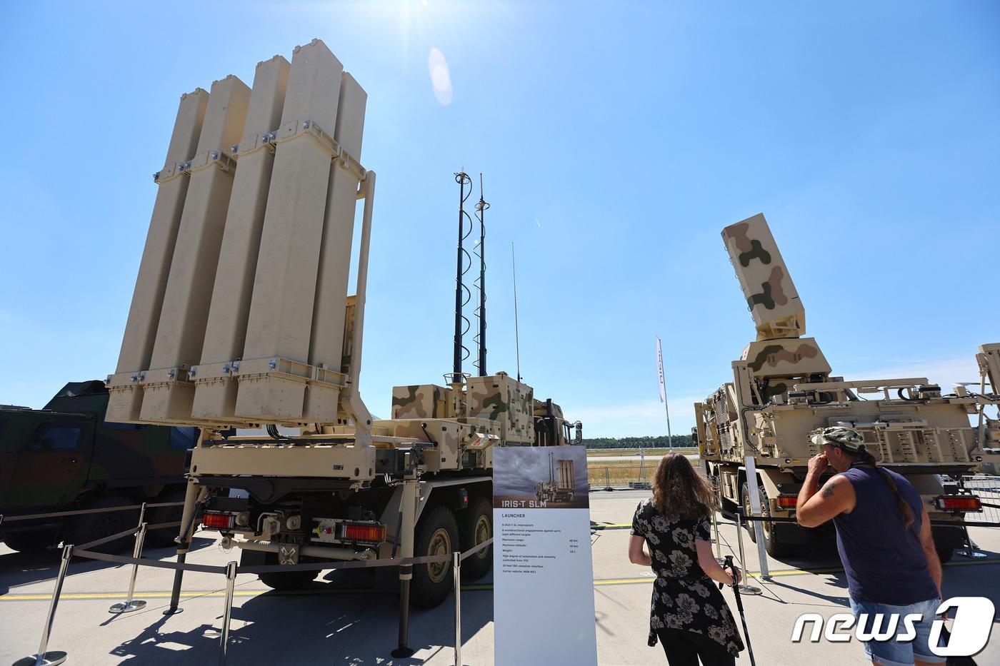 독일 베를린에서 열린 'ILA 베를린 에어쇼 2022'행사에서 참석자들이 IRIS-T SLM 방공시스템을 살펴보고 있다. 2022.06.22/뉴스1 ⓒ 로이터=뉴스1 ⓒ News1 김민수 기자