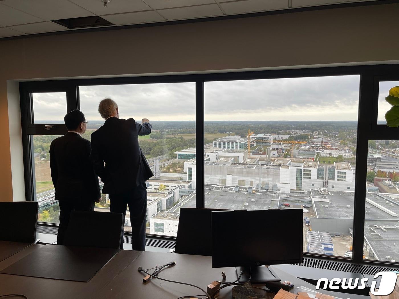 본문 이미지 - 주 네덜란드 한국 대사관 정연두 대사와 피터 베닝크 &#40;Peter Wennink&#41; ASML 회장은 양국의 반도체 협력에 관해 논의했다.&#40;제공 : 주 네덜란드 한국 대사관&#41;