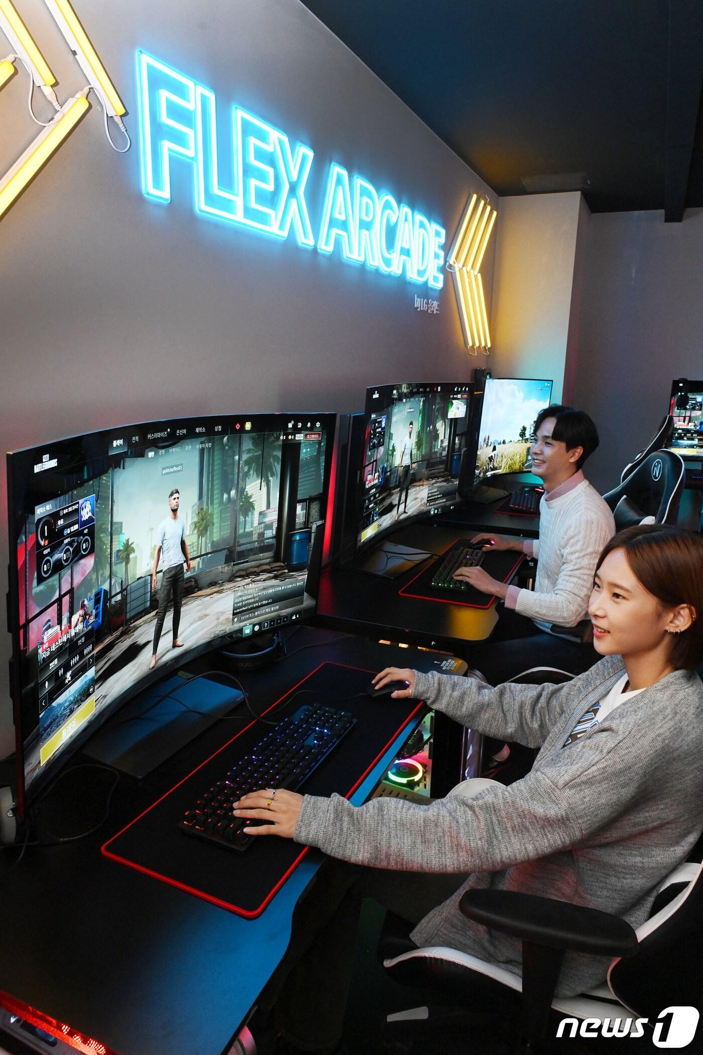 본문 이미지 - LG전자가 벤더블 게이밍 올레드 TV ‘LG 올레드 플렉스(FLEX)’ 본격 출시를 앞두고 F·U·N한 고객 경험 전달을 위한 금성오락실 시즌3을 운영한다. 사진은 모델들이 시청환경에 맞춰 자유롭게 화면을 구부렸다 펼 수 있는 LG 올레드 플렉스로 게임을 즐기고 있는 모습. (LG전자 제공)