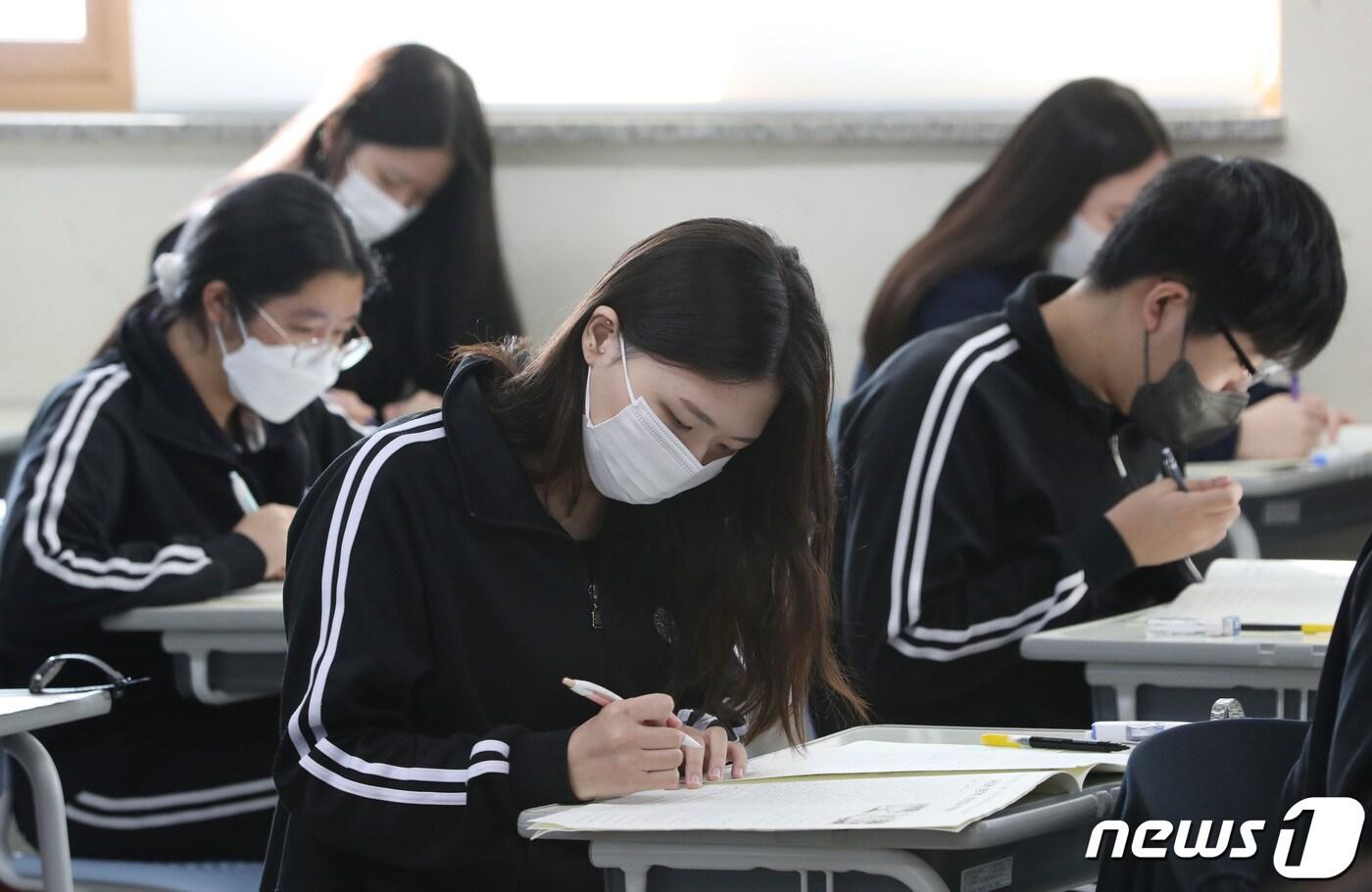 본문 이미지 - 한 고등학교에서 고3 학생들이 10월 전국연합학력평가를 치르고 있다. /뉴스1 ⓒ News1 김영운 기자