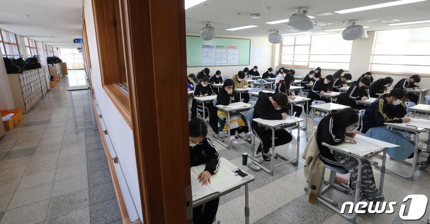 본문 이미지 - 12일 오전 경기 화성시 동탄고등학교에서 3학년 학생들이 2022년 10월 전국연합학력평가를 치르고 있다. 2022.10.12/뉴스1 ⓒ News1 김영운 기자
