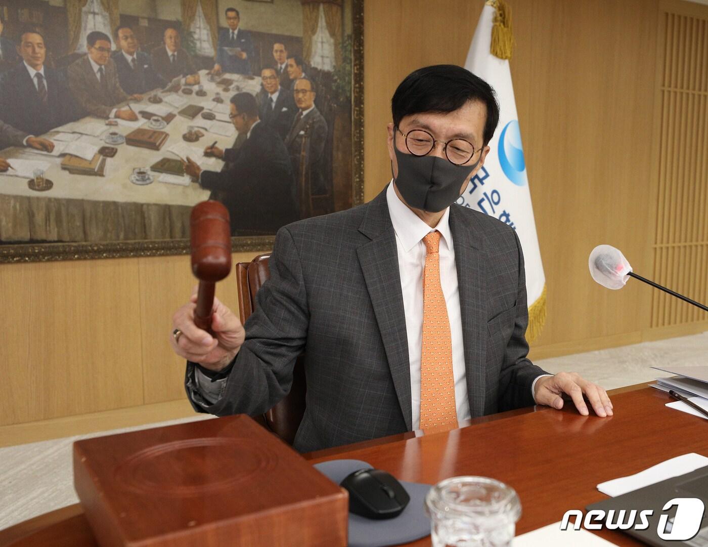 본문 이미지 - 이창용 한국은행 총재가 12일 오전 서울 중구 한국은행에서 열린 금융통화위원회 정기회의에서 의사봉을 두드리고 있다. 2022.10.12/뉴스1 ⓒ News1 신웅수 기자