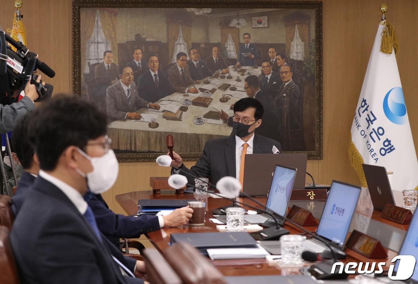 본문 이미지 - 이창용 한국은행 총재가 지난 10월12일 오전 서울 중구 한국은행에서 열린 금융통화위원회 정기회의에서 의사봉을 두드리고 있다. 2022.10.12/뉴스1 ⓒ News1 신웅수 기자