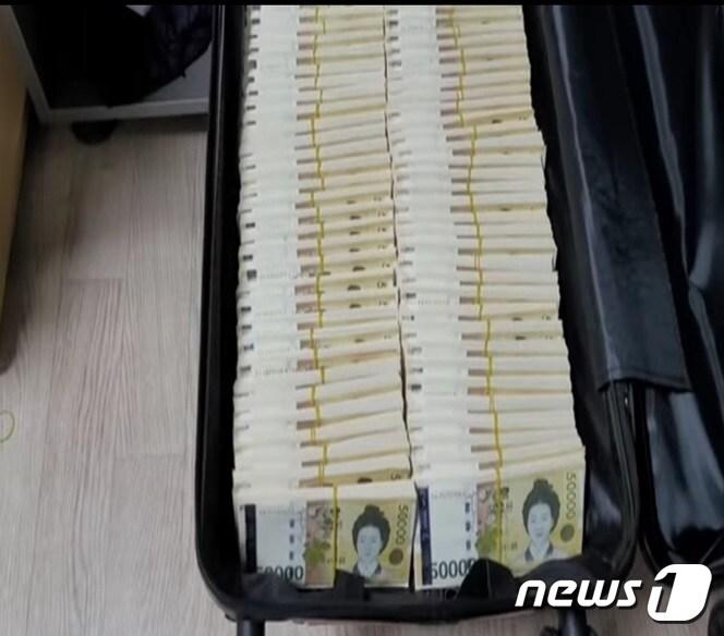 본문 이미지 - 유튜버 D씨가 영상을 통해 자랑한 현금.(부산경찰청 제공)