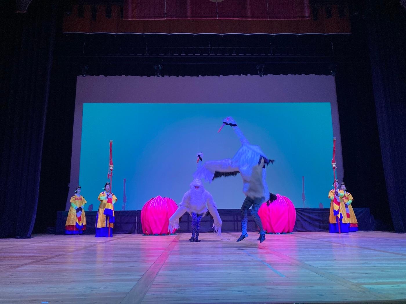 본문 이미지 -  7월 우즈베키스탄에서 진행된 '재외동포 무형유산 교류협력 사업' 당시 공연 모습. (국립무형유산원 제공) 