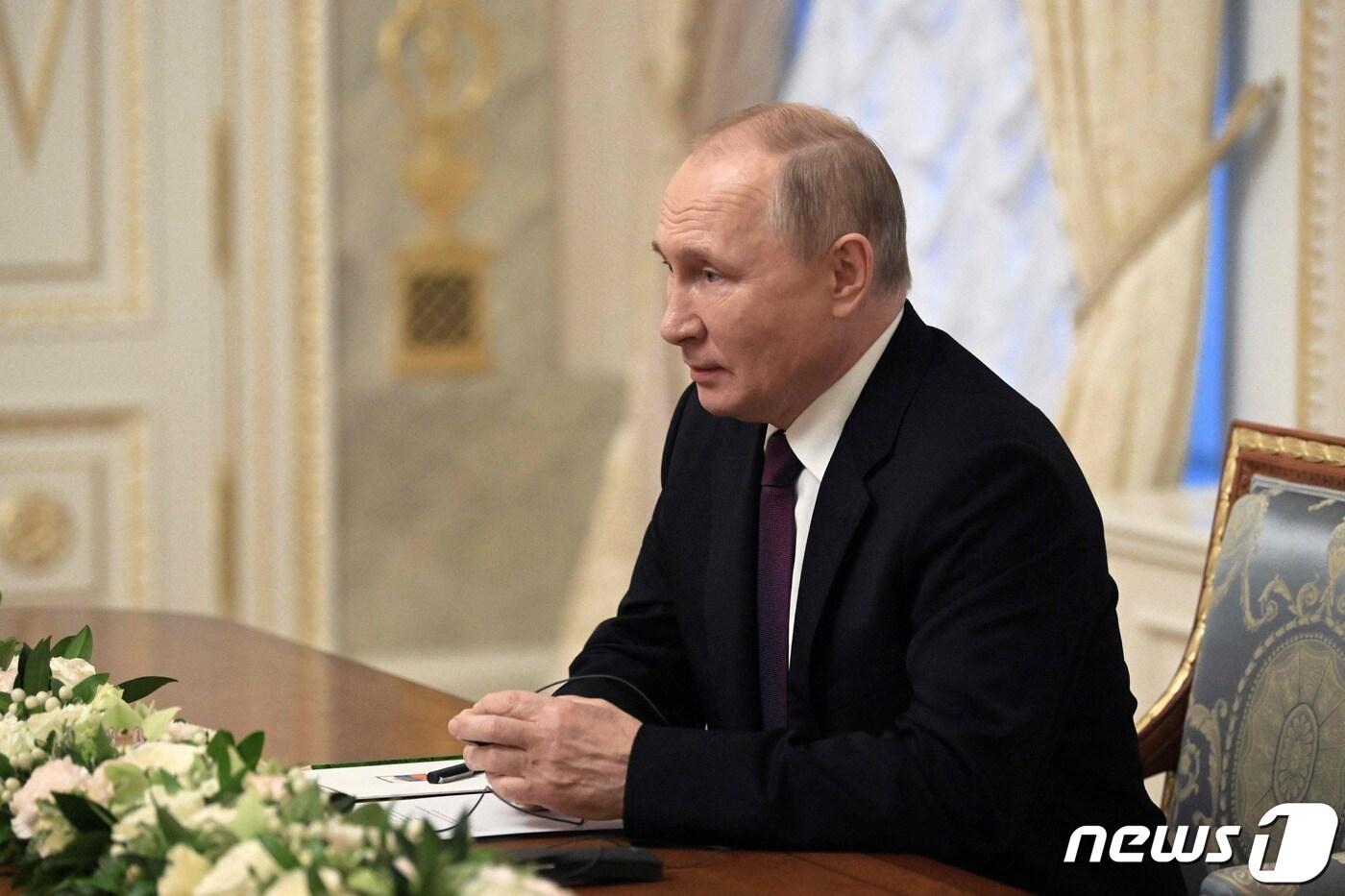 블라디미르 푸틴 러시아 대통령이 11일(현지시간) 상트페테르부르크에서 라파엘 그로시 IAEA 사무총장과 면담을 갖고 “우크라이나 자포리자 원자력발전소 상황에 대해 우려한다”고 밝히고 있다. ⓒ AFP=뉴스1 ⓒ News1 우동명 기자