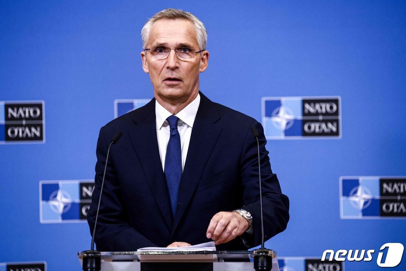 옌스 스톨텐베르그 나토 사무총장이 11일(현지시간) 벨기에 브뤼셀 나토 본부에서 나토 회원국 국방장관 회의에 앞서 기자회견을 갖고 "나토는 다음 주에 핵 억지 연습인 '스테드패스트 눈'을 실시할 계획＂이라고 밝히고 있다. ⓒ AFP=뉴스1 ⓒ News1 우동명 기자